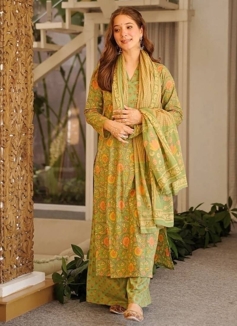  cambric cotton kurti set with dupatta & bottomheavy printed casual outfit
