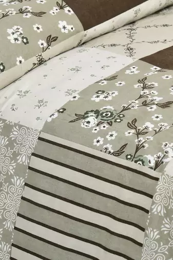 Bedsheet with Pillow Covers for Home & Bedroom Use