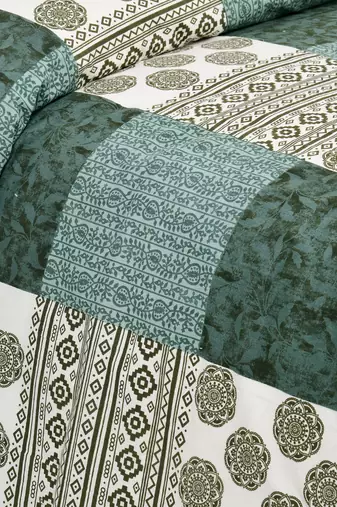 Bedsheet with Pillow Covers for Home & Bedroom Use
