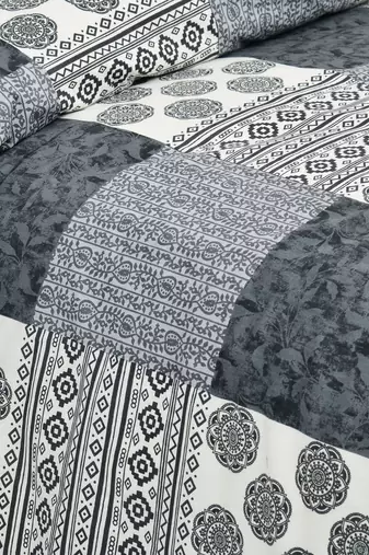 Bedsheet with Pillow Covers for Home & Bedroom Use