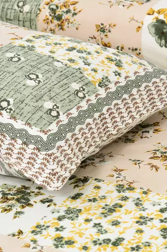 Bedsheet with Pillow Covers for Home & Bedroom Use