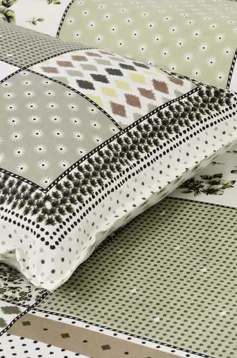 Bedsheet with Pillow Covers for Home & Bedroom Use