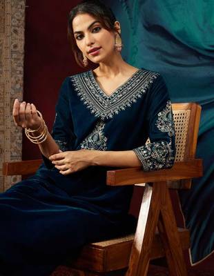 teal heavy velvet embroidered kurta set with dupatta 5