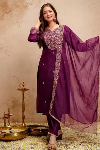 Women embroidered chanderi silk kurta set with organza dupatta