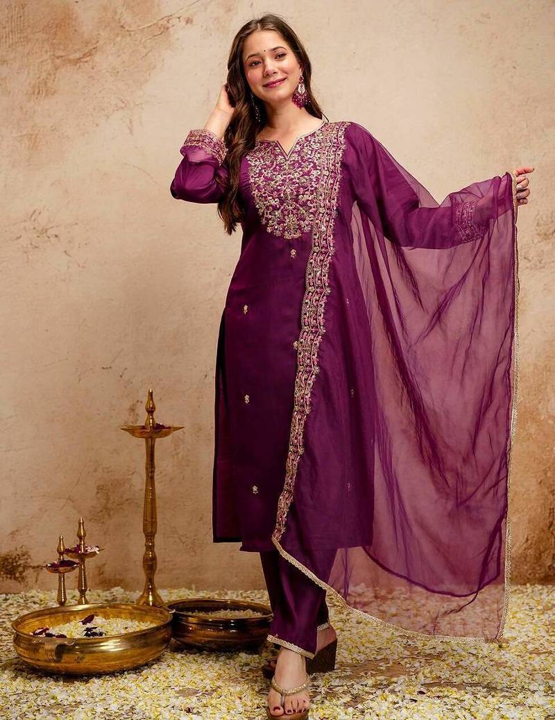 Women embroidered chanderi silk kurta set with organza dupatta