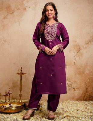 Women embroidered chanderi silk kurta set with organza dupatta 3