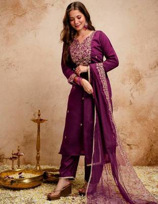 Women embroidered chanderi silk kurta set with organza dupatta 4