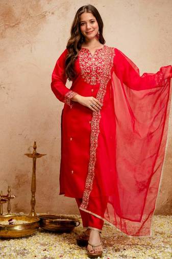 Women embroidered chanderi silk kurta set with organza dupatta