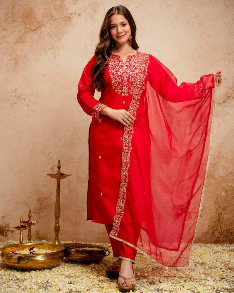 Women embroidered chanderi silk kurta set with organza dupatta