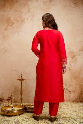 Women embroidered chanderi silk kurta set with organza dupatta 2