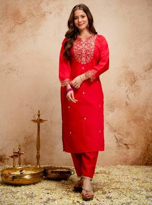 Women embroidered chanderi silk kurta set with organza dupatta 3