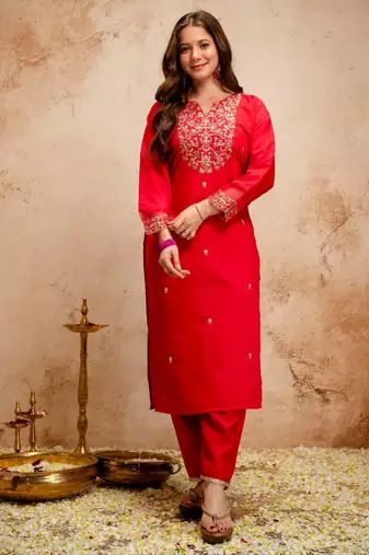 Women embroidered chanderi silk kurta set with organza dupatta
