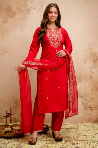 Women embroidered chanderi silk kurta set with organza dupatta