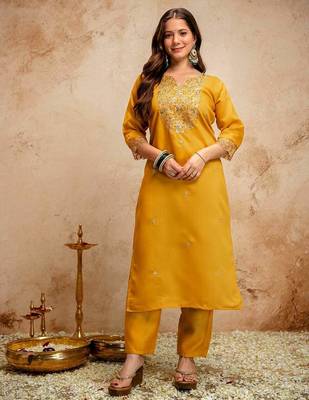 Women embroidered chanderi silk kurta set with organza dupatta 3