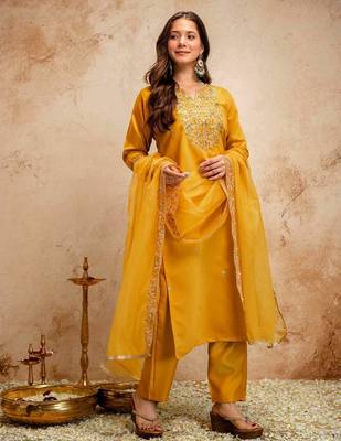 Women embroidered chanderi silk kurta set with organza dupatta 4