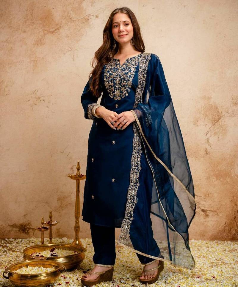 Women embroidered chanderi silk kurta set with organza dupatta