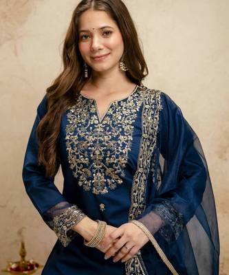 Women embroidered chanderi silk kurta set with organza dupatta 3