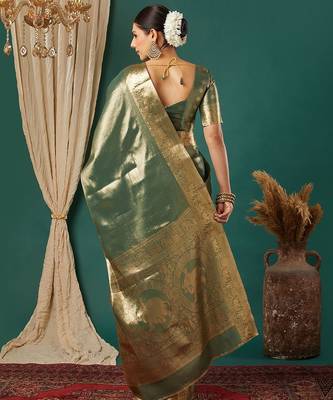 Dark green pure silk woven zari work saree with blouse 3