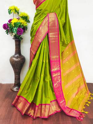 Dark green pure silk woven zari work saree with blouse 3