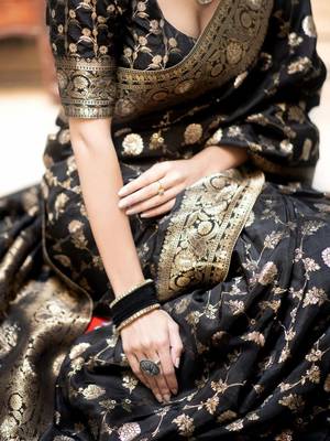 Black gold silk blend woven zari work saree with blouse 4
