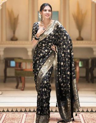 Black gold silk blend woven zari work saree with blouse 5