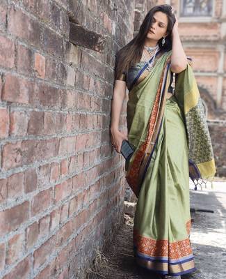 Green blended cotton woven zari work saree with blouse 2