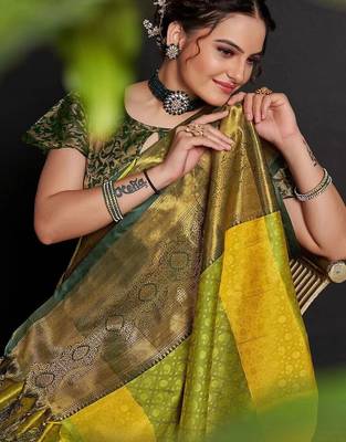 Green blended cotton woven zari work saree with blouse 2