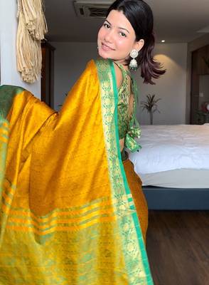 Gold blended cotton woven zari work saree with blouse 4