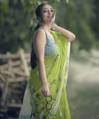 Dark green linen printed zari work saree with blouse 4