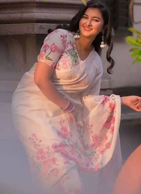 White linen printed zari work saree with blouse 3