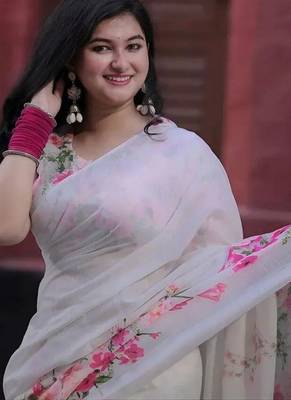 White linen printed zari work saree with blouse 4