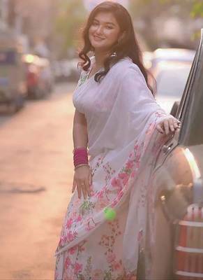 White linen printed zari work saree with blouse 5