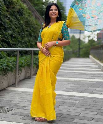 Yellow linen printed zari work saree with blouse 2