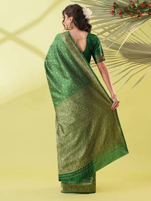 Green pure silk woven zari work saree with blouse 4