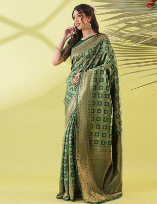 Green pure silk woven zari work saree with blouse 3