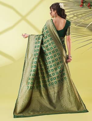 Green pure silk woven zari work saree with blouse 4