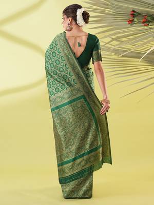 Green pure silk woven zari work saree with blouse 4