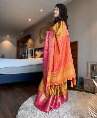 Gold blended cotton woven zari work saree with blouse 4