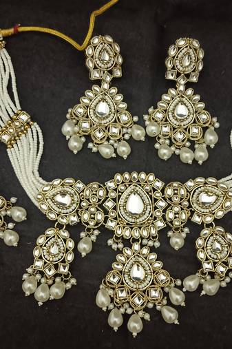 White moissanite stones pearls bandhai exclusive jewellery set