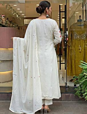 white chanderi silk blend embroidered kurta set with pant & embroidered dupatta 3
