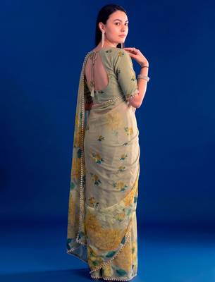Women's floral printed weightless marbal saree 3
