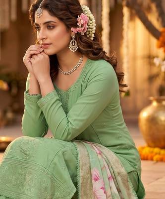 Glass organza embroidered suit set with handwork & muslin banarasi digital dupatta 3