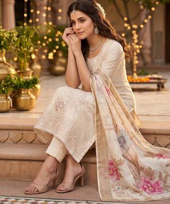 Glass organza embroidered suit set with handwork & muslin banarasi digital dupatta 3