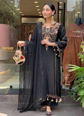 embroidered p.v. chanderi kurti pant dupatta set 3