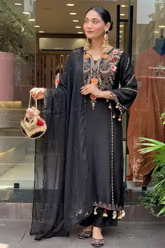 embroidered p.v. chanderi kurti pant dupatta set