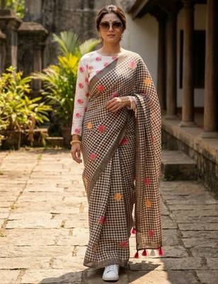 Black linen printed saree with unstitched blouse piece 1