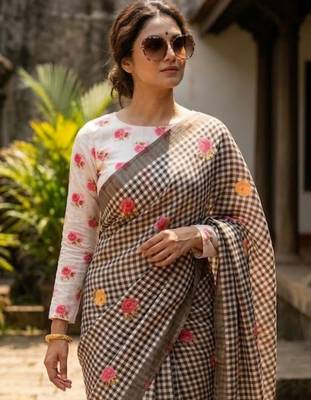 Black linen printed saree with unstitched blouse piece 2