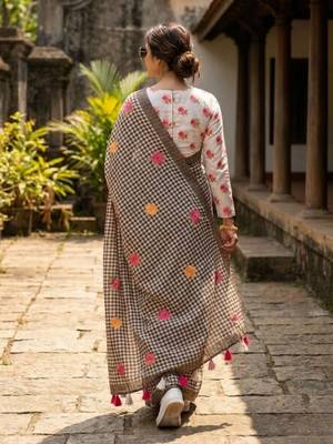 Black linen printed saree with unstitched blouse piece 3