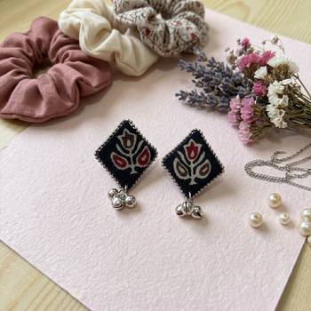 Black color handcraft earrings 2