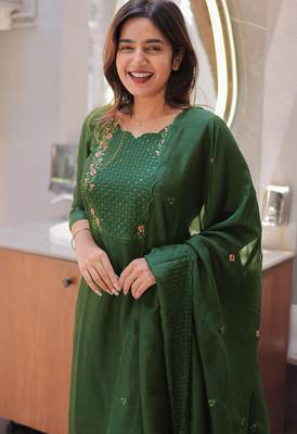 Green embroidered  vertical cotton straight kurti pant dupatta set 5